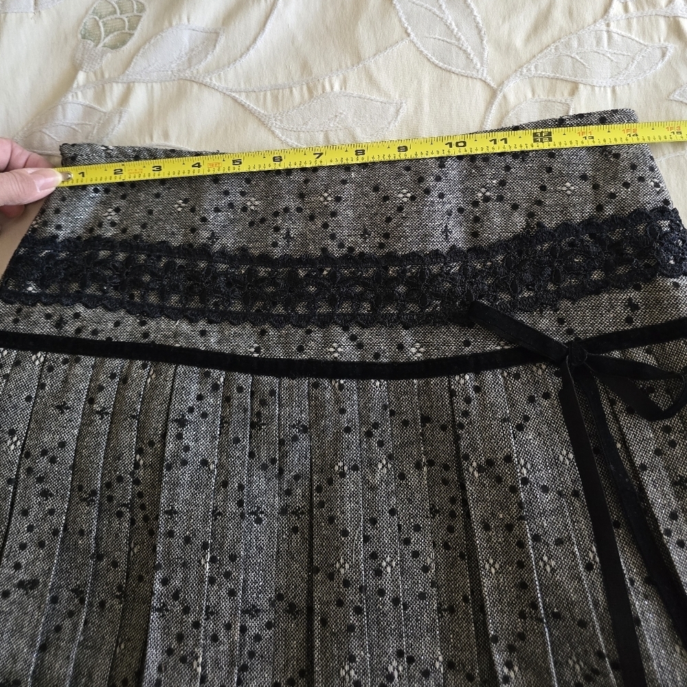 Elegant Gray Pleated Skirt with Black Lace Detail Band and Velvet Trim Tie - Picture 10 of 13